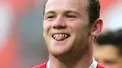 《19岁天才中场弗罗霍尔特，罗马、那不勒斯、布莱顿三强争抢，波尔图新星或成今夏焦点》